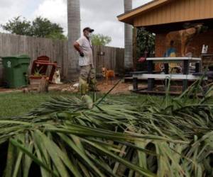 Un hombre evalúa los daños cuando regresa a su casa, el lunes 27 de julio de 2020, en Weslaco, Texas. El huracán Hanna inundó a Ramos cuando atravesó el área dejando caer fuertes lluvias que causaron inundaciones.