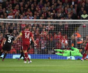Alphonse Areola salvando un disparo de Mohamed Salah en Anfield. (AFP)