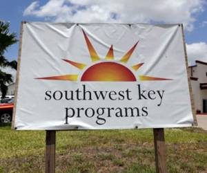 En esta imagen del 20 de junio de 2014 se ve un letrero del programa Southwest Key, el cual administra centros de detención para niños migrantes, en Brownsville, Texas. Agencia AP.