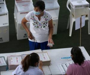 Con los sufragios contabilizados hasta el momento, la coalición que encabeza el partido del presidente, Morena, llevaba 24.6%, mientras que la alianza de los tres principales partidos de oposición sumaba 25.2%.