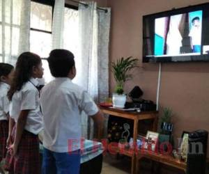 Los estudiantes realizarán desde su hogares los actos cívicos de manera virtual. Cada instituto ya tiene elaborado un calendario. Foto: El Heraldo