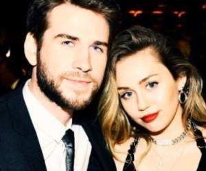 Miley Cyrus y Liam Hemsworth durante la ceremonia en los Estados Unidos.