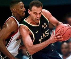 El brasileño Oscar Schmidt (14) resiste la marca de Scottie Pipen durante un partido de los Juegos Olímpicos de 1996 en Atlanta entre Brasil y EEUU. Oscar fue el máximo ídolo de Kobe Bryant, quien quedó encandilado con él cuando lo veía jugar contra el equipo de si padre en la liga italiana siendo pequeño. (AP)