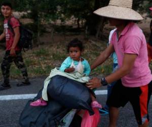Migrantes centroamericanos que viajan en una caravana a la frontera de los Estados Unidos caminan por la carretera a Pijijiapan, México, el lunes 22 de abril de 2019.