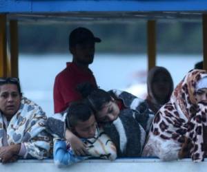 Algunos de los sobrevivientes tras ser rescatados luego del naufragio de un barco en la represa de Guatapé, Antioquia. Foto AFP