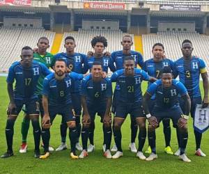 El once inicial de la Selección de Honduras ante Emiratos Árabes Unidos. Foto: Fenafuth en Twitter
