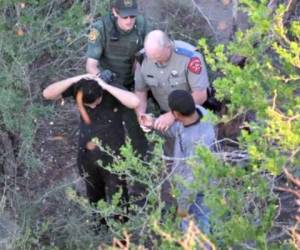 Agentes fronterizos de San Diego, California, arrestaron al sospechoso que conducía el vehículo (Foto: Redes/ Noticias de Estados Unidos/ EL HERALDO Honduras)