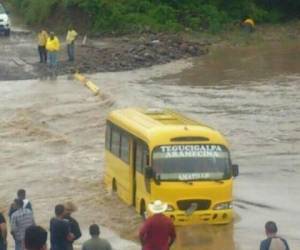 A través de las redes sociales circulan varias fotos que dejan ver a hondureños retando a la naturaleza en temporada de lluvias. Foto cortesía Copeco Honduras