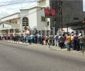 Las filas se mantuvieron tanto dentro como afuera de los juzgados capitalinos para gestionar la hoja de antecedentes penales, fotos: Ricardo Sánchez/El Heraldo.