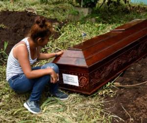 Residentes locales y personal de rescate participan en la búsqueda de víctimas del volcán de Fuego, en el pueblo cubierto de cenizas de San Miguel Los Lotes. Foto AFP