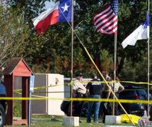 La iglesia en Sutherland Springs fue acordonada por la policía.