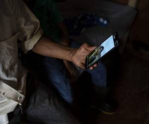 'Yo venía con un grupo, me dejaron botado y no sé dónde están… tengo miedo', fue el desgarrador testimonio del pequeño entre lágrimas al implorar ayuda al oficial de migración. Foto: AP.