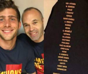 Los jugadores del Barcelona lucen una camiseta conmemorativa tras conseguir el título de Liga. Fotos cortesía Twitter