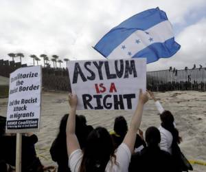 La caravana llegó ayer a la frontera entre Estados Unidos y México con pancartas en mano que decían, 'Asilo es un derecho'. Foto AFP