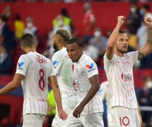 El centrocampista croata del Sevilla Ivan Rakitic (R) celebra anotar el primer gol del Sevilla durante la primera ronda de la Liga de Campeones de la UEFA, partido de fútbol del grupo G entre el Sevilla y el Salzburgo en el estadio Ramón Sánchez Pizjuan.