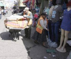 Empleados de aseo municipal recolectan los desechos a diario por la zona, unas cuarenta toneladas al día (Fotos: Alejandro Amador/EL HERALDO)