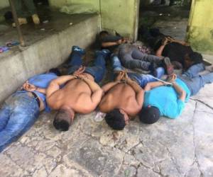 En otra acción de la Policía Nacional fueron capturados cinco integrantes de la mara MS, en Santa Rita, Yoro, también en el norte del país.