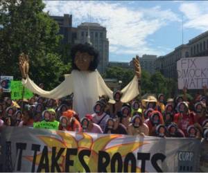 Varios se unieron a la marcha que convocó la hija de la líder índigena, Berta Cáceres. Foto: Twitter