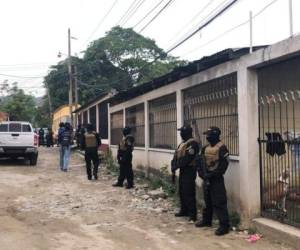 Uno de los equipos realiza el operativo en Choloma en donde allanan dos viviendas en colonia Canaán.