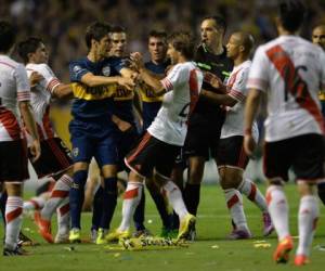 Aquel partido es recordado por incidentes trágicos que no permitieron terminar el partido, debido a la agresión a los jugadores de River, por parte de hinchas de Boca. Foto/AFP
