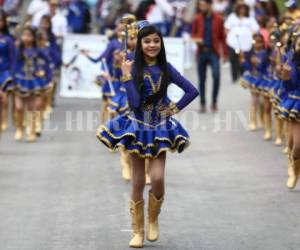 Con coloridos atuendos, sincronizados pasos y una sonrisa encantadora, estas jóvenes celebran la Independencia de Honduras.