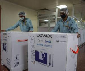 Covax depende cada vez más de las donaciones de vacunas de los países más ricos que han comprado más dosis de las necesarias. AFP.