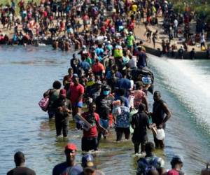 Migrantes haitianos usan una represa para cruzar entre México y Estados Unidos el viernes 17 de septiembre de 2021 en Del Rio, Texas. (AP Foto/Eric Gay)