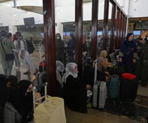 Luego de haber evacuado a unas 123,000 personas en agosto, Estados Uniddos admitió que habían varios extranjeros esperando por poder salir de Afganistán. Foto: AFP