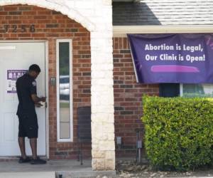 La ley de Texas es diferente porque permite a los ciudadanos, en lugar de a los funcionarios estatales como los fiscales o los departamentos de salud, hacer cumplir la prohibición. Foto: AP