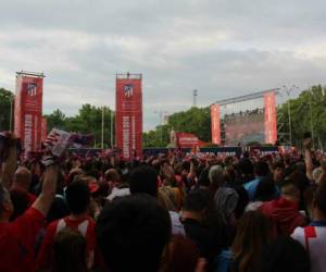 Miles de simpatizantes del Atlético de Madrid se reunieron para celebrar la sexta copa de la Europa League. Foto: Eduardo Domínguez / El Heraldo