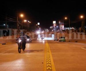 Las autoridades de la Alcaldía Municipal de Tegucigalpa habilitaron este domingo los carriles subterráneos del paso a desnivel en el cruce del bulevar Centroamérica. Foto: Jimmy Argueta / EL HERALDO.