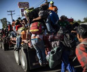 Migrantes centroamericanos, en su mayoría hondureños, que se desplazan en una caravana a los Estados Unidos con la esperanza de una vida mejor, llévense a Tijuana cuando salgan de Mexicali, estado de Baja California. Foto: Agencia AFP.