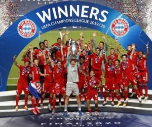 El arquero Manuel Neuer del Bayern MÃºnich alza el trofeo tras la victoria 1-0 ante el Paris Saint-Germain en la final de la Liga de Campeones, el domingo 23 de agosto, en Lisboa. (Matthew Childs/Pool vÃ­a AP)