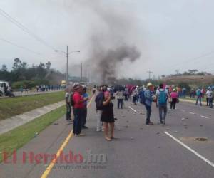 En Danlí y Choluteca, los docentes obstaculizaron el paso vehicular. Las atenciones en el Hospital Escuela fueron suspendidas. Foto: EL HERALDO