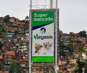 Un letrero que promueve el primer supermercado iraní en Latinoamérica se yergue el miércoles 29 de julio de 2020 cerca de un vecindario pobre en Caracas, Venezuela. Foto: AP