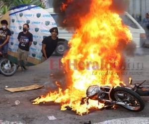Esta fue la motocicleta que presuntamente incendiaron los detenidos durante la protesta. Foto: Emilio Flores | EL HERALDO.