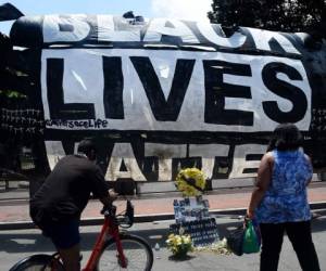 ¿El mensaje? 'Aunque la gran mayoría de los agentes de la ley son buenas personas, tienen de hecho el poder de quitarte la vida, y es mucho más probable que te suceda si eres un hombre negro que si no lo eres', advierten padre a sus hijos. Foto: AFP.