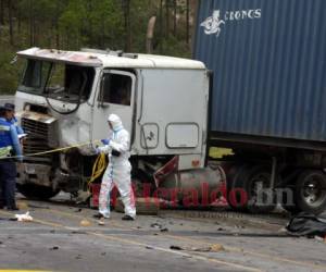 La imagen muestra el fuerte impacto entre el pick-up y la pesada rastra en el kilómetro 41 de la CA-5. Foto: El Heraldo Honduras.