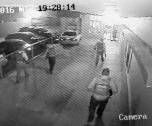 El video muestra el momento en que ocho criminales llegaron al Centro Médico de La Granja y la saña con que matan a un custodio de la Penitenciaría Nacional Marco Aurelio Soto y a un recluso.