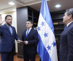 Arnaldo Bueso al momento de ser juramentado por el presidente Juan Orlando Hernández en Casa Presidencial.