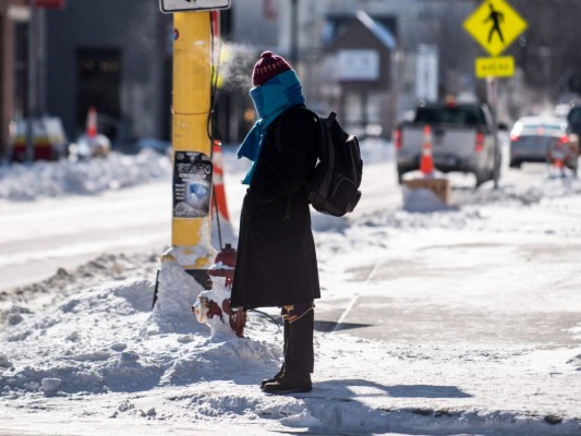 El frío, con temperaturas más bajas que en la Antártida, afectó el medio oeste de Estados Unidos el miércoles, aterrizando vuelos, cerrando escuelas y negocios y aumentando los temores de congelación e hipotermia para los residentes sin hogar. / AFP / STEPHEN MATUREN.