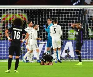 Los jugadores de Al-Ain reaccionan a una oportunidad perdida durante el partido final en la competición de fútbol de la Copa Mundial de Clubes de la FIFA entre el Real Madrid y Al-Ain en el Zayed Sports City Stadium en Abu Dhabi, la capital de los Emiratos Árabes Unidos, el 22 de diciembre. 2018.