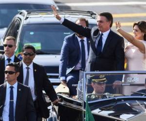 El presidente Jair llegó a su investidura junto a su flamante esposa Michelle Bolsonaro quien dio su discurso -para sorpresa de muchos- en lenguaje de señas ante los presentes. (Foto: AFP)