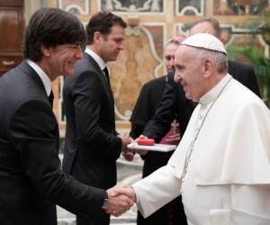El Papa (argentino) recibió a la selección de Alemania, campeona del mundo 2014 que ganó la Copa ante la Albiceleste. Acá la galería de los campeones con el pontífice, hincha del fútbol.