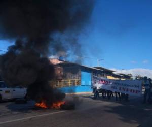 Con llantas quemadas los estudiantes impidieron el paso vehicular en el bulevar Centroamérica.