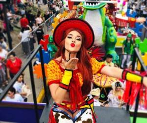 La bella modelo hondureña, ganadora del Miss Honduras Universo 2016 y actual presentadora del programa Fútbol a Fondo, Olga Sirey Morán, se convirtió en la bella vaquerita Jessie de la cinta Toy Story durante el desfile de carrozas en la Feria Juniana 2019.