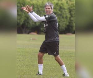 Con gestos, gritos y correcciones, Carlos Restrepo se mostró muy activo en la práctica de ayer del León.