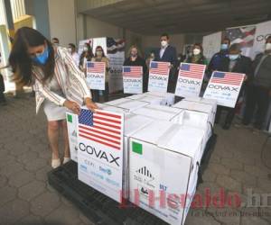 Piedad Huerta, representante de la Organización Panamericana de la Salud (OPS) manifestó que el próximo lunes llegará otro lote por la cantidad de 88,920 inmunizantes. Fotos: Johny Magallanes/EL HERALDO.