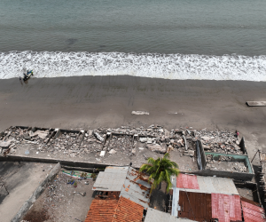 En las playas de Cedeño, en Marcovia, Choluteca, se observan casas destruidas por el mar. Los pobladores ya se acostumbraron a ver escombros arrastrados por las olas.