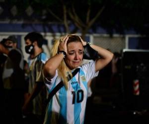La noticia de la muerte del 10 impacta de lleno en el estado de ánimo de los argentinos, ya muy golpeados por la pandemia del coronavirus y la crisis, en un país donde el fútbol es religión. Foto: AFP.